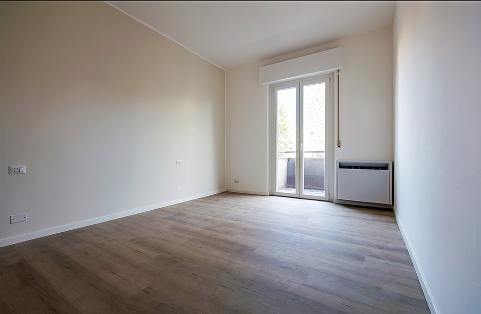 stock-photo-before-and-after-view-of-a-bedroom-renovation-showing-refurbishment-with-new-floor-and-wall-paint-2605929541_nachher