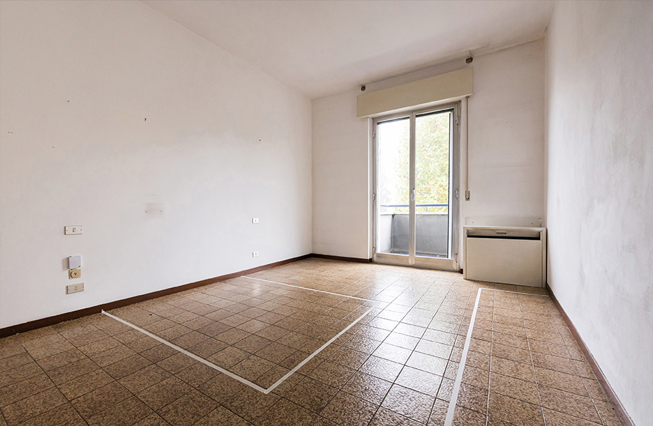stock-photo-before-and-after-view-of-a-bedroom-renovation-showing-refurbishment-with-new-floor-and-wall-paint-2605929541_vorher
